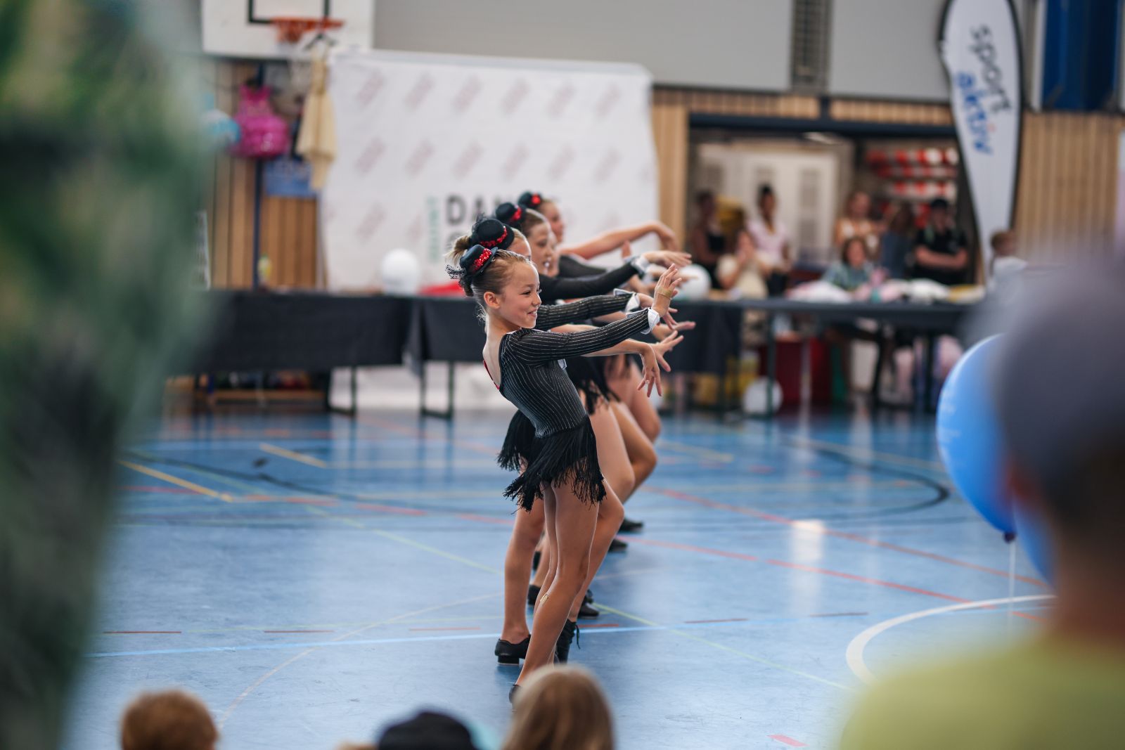 Mädchen vom Quint Dance Center Thalwil bei der Vorführung am Zürcher Sportfest