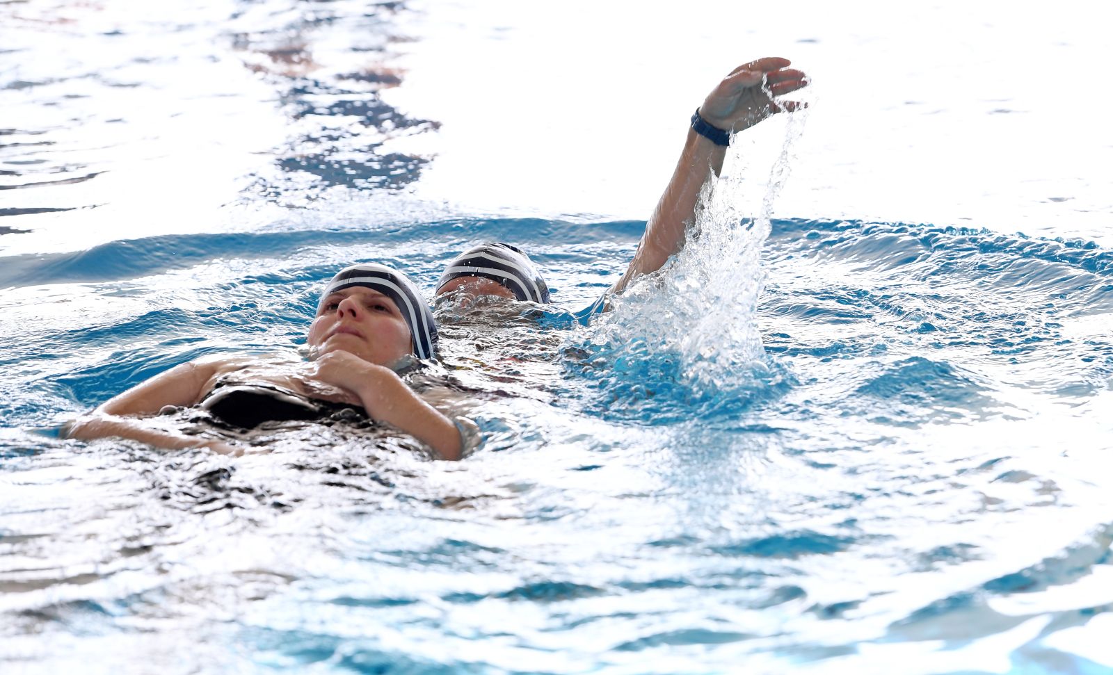 Zwei Personen beim Rettungsschwimmen-Training.